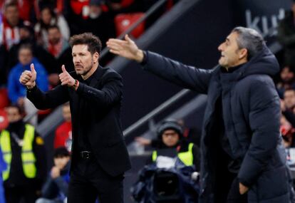 Simeone y Valverde dan instrucciones durante el Athletic-Atlético (3-0) en el que el club bilbaíno logró el pase a la final de la Copa del Rey.