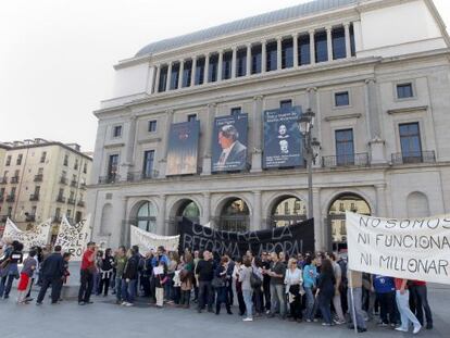 Trabajadores del Teatro Real en un acto de protesta