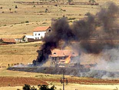 La localidad de Aracinovo fue escenario ayer de enfrentamientos entre el Ejército macedonio y la guerrilla albanesa.