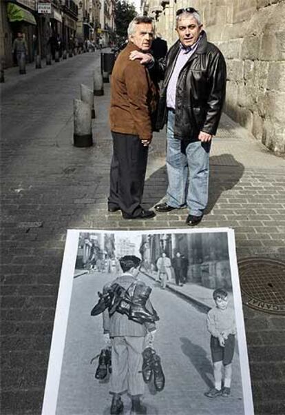 Andrés (a la izquierda) y Crisanto de Frutos, en Madrid, en el mismo sitio en el que se tomó la foto de abajo.