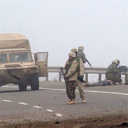 Tropas de EE UU toman posiciones a las afueras de Samara tras una explosión.