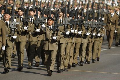 Soldados de la Unidad de Tierra participan en el desfile.