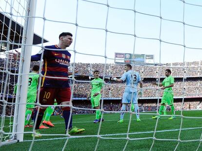 Messi se lamenta tras fallar el penalti. 