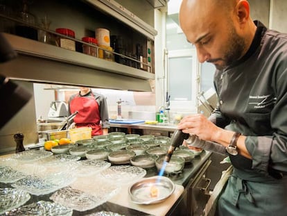 Manuel Domínguez, chef de LÚA, cocinando skrei.