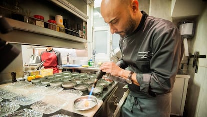 Manuel Domínguez, chef de LÚA, cocinando skrei.