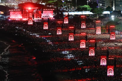 El escenario de Gaga frente al mar cuenta con 1.260 metros cuadrados de superficie y pantallas a lo largo para que los asistentes puedan disfrutar el espectáculo.