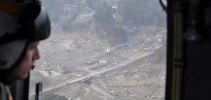 Un avión sobrevuela la zona devastada por el terremoto