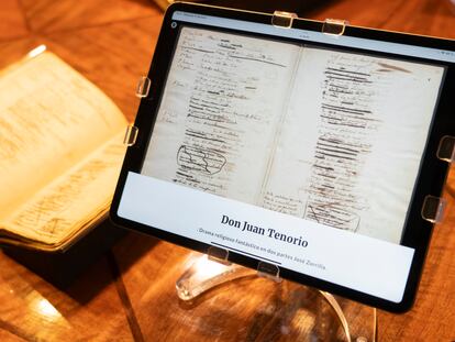 Tableta con el manuscrito autógrafo digitalizado de 'Don Juan Tenorio' y a la izquierda el original.