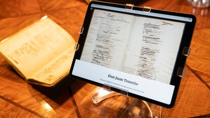 Tableta con el manuscrito autógrafo digitalizado de 'Don Juan Tenorio' y a la izquierda el original.