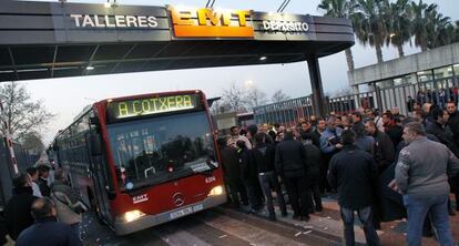 Piquetes informativos en las cocheras de la EMT de Valencia. 