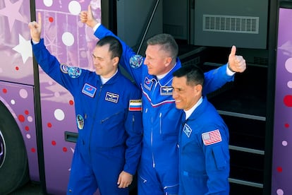 Desde la izquierda, los astronautas Dmitri Petelin, Serguéi Prokopiev y Frank Rubio, el 21 de septiembre de 2022. 