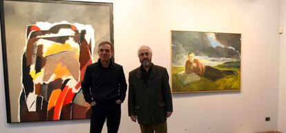 Los artistas Iñaki de la Fuente (izquierda) y Alfonso Gortazar ante sus obras expuestas en las Juntas Generales de Bizkaia.