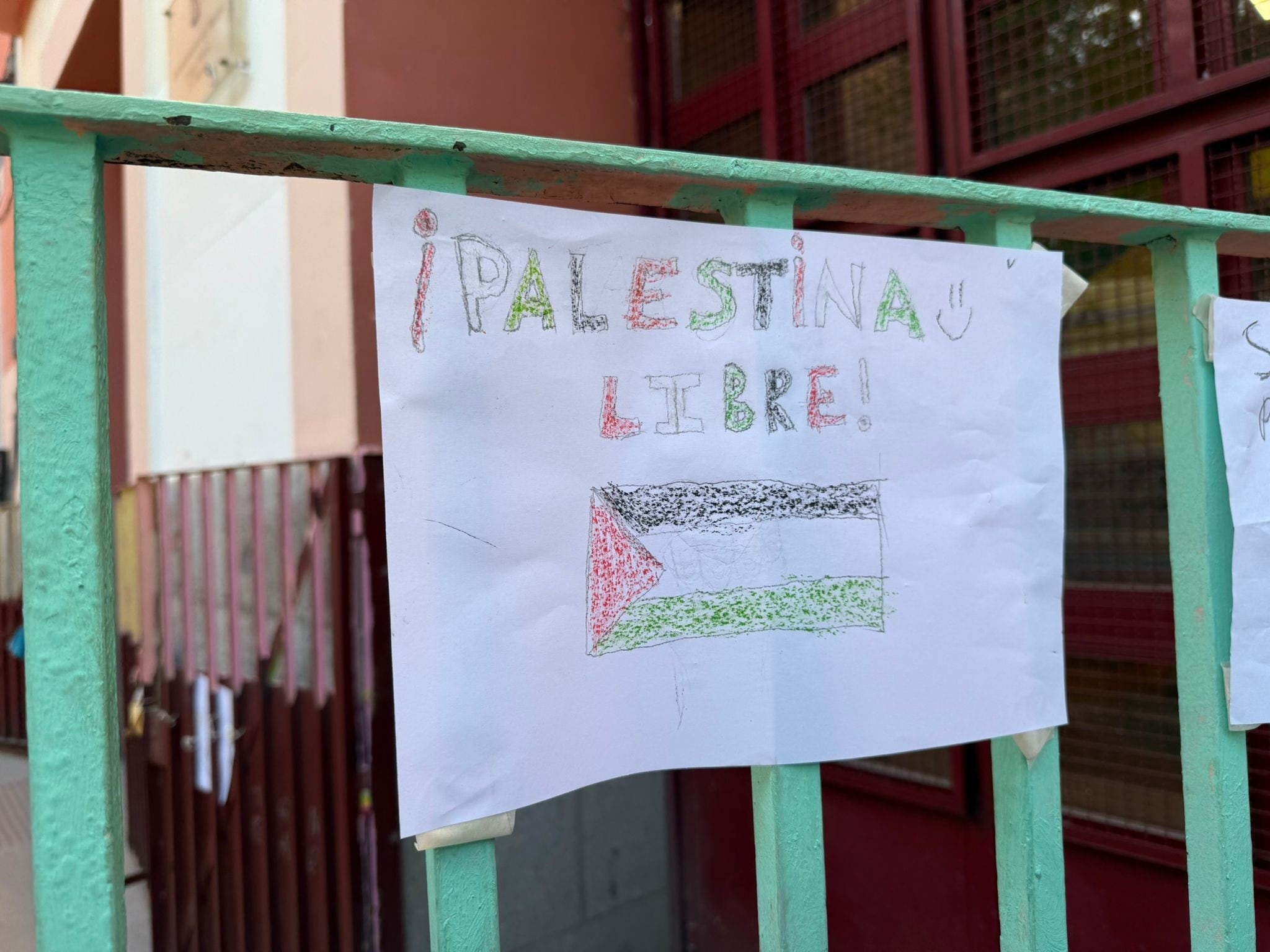 Ayuntamiento de Madrid Borra Bandera Palestina Pintada por Niños, Generando Críticas por Censura y Doble Estándar