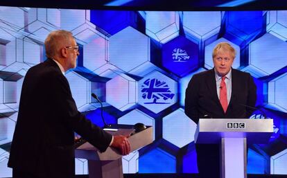 El primer ministro, Boris Johnson, interviene en un debate de la BBC junto al líder laborista, Jeremy Corbyn, en 2019.