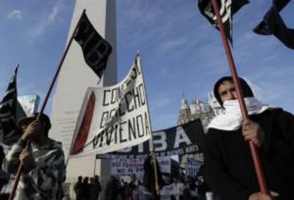 Un grupo de personas bloquea una calle de Buenos Aires (Argentina), durante una protesta en la que participaron cerca de 200 personas hoy, martes 18 de junio de 2013, para reclamar soluciones a las personas que están en situación de emergencia habitacional y en contra de los desalojos de viviendas en el país sudamericano. EFE/