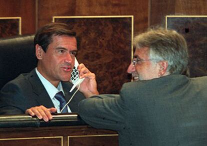 El ministro de Justicia, Juan Fernando López Aguilar, junto al diputado de CiU Josep Sánchez Llibre.