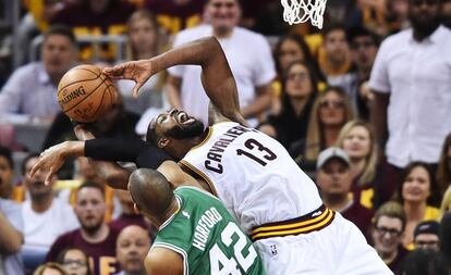 Horford obstaculiza a Tristan Thompson.