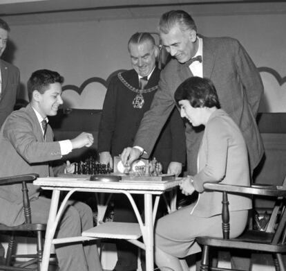 Gaprindashvili, en una partida de ajedrez en 1964.