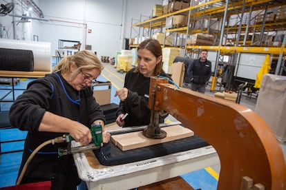 Lorena Romera y una de las empleadas de la fábrica de sillas para piano de Algemesí. 