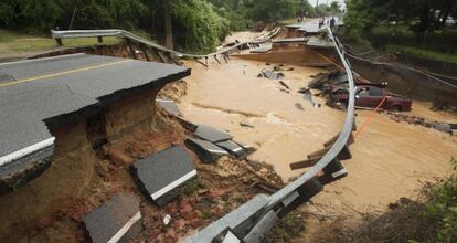 Una carretera afectada por la inundaciones en Pensacola. 