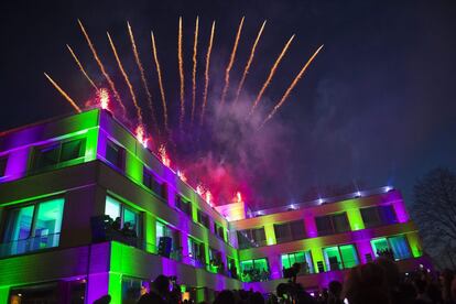 Fuegos artificiales celebraron ayer la inauguración del museo permanente de ABBA en Estocolmo. Hoy, el centro ha sido abierto al público.