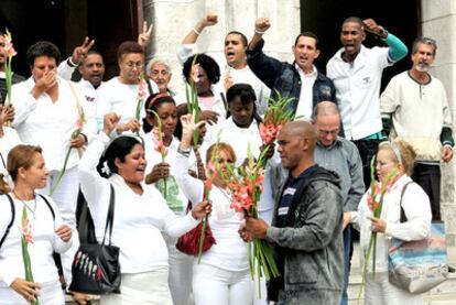 Los opositores cubanos Ángel Moya (en primer término) y Héctor Maseda (detrás, con gafas), con las Damas de Blanco, ayer en La Habana.