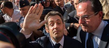 Sarkozy, a la salida de la sede central de la UMP, en Par&iacute;s.