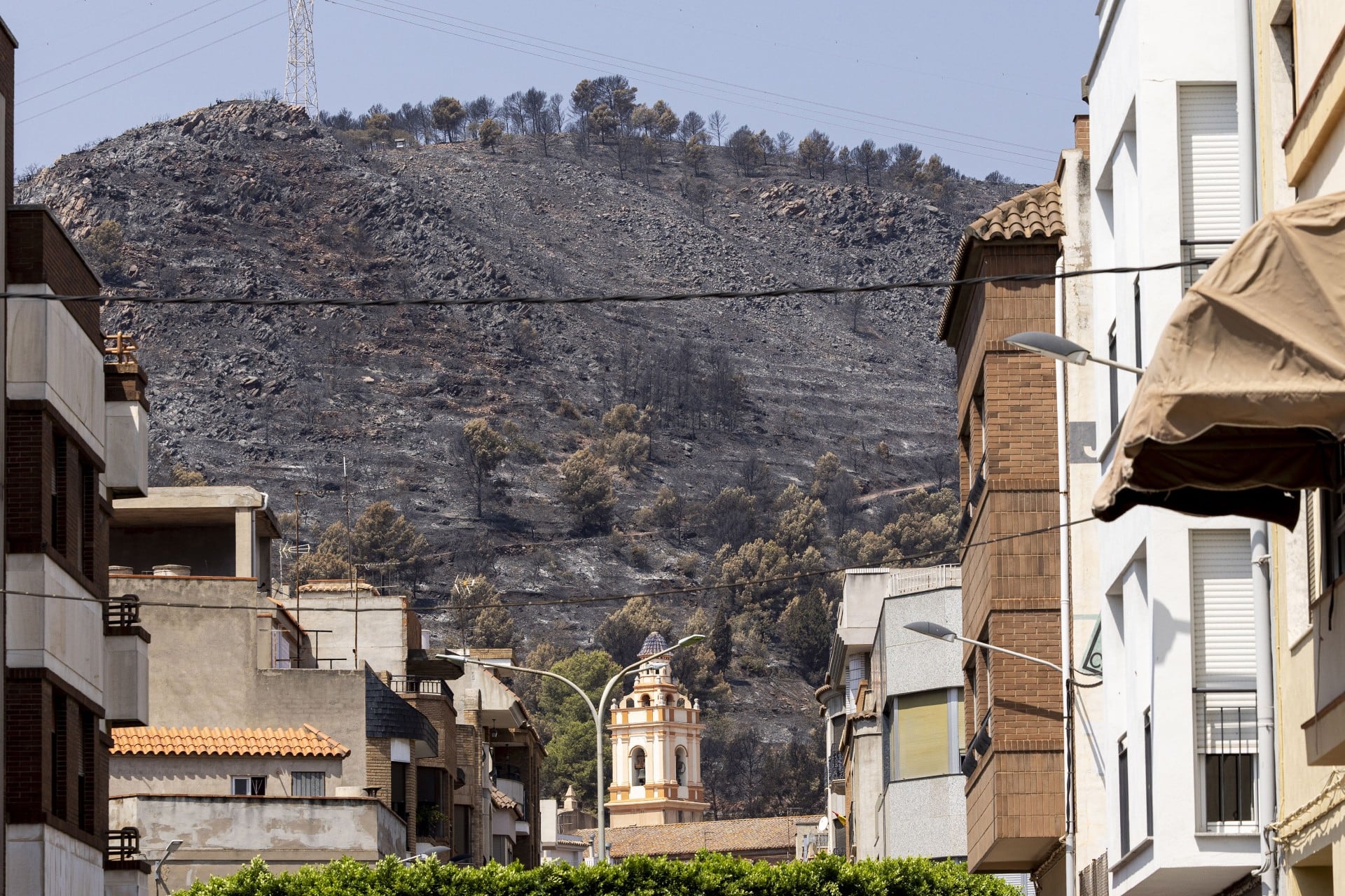 El fuego que afecta al parque natural de la Sierra de Espadán de Castellón continúa vivo al sexto día de su inicio