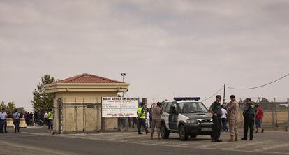 Entrada de la base de Mor&oacute;n durante una de las concentraciones de los trabajadores.