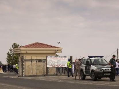 Entrada de la base de Mor&oacute;n durante una de las concentraciones de los trabajadores.