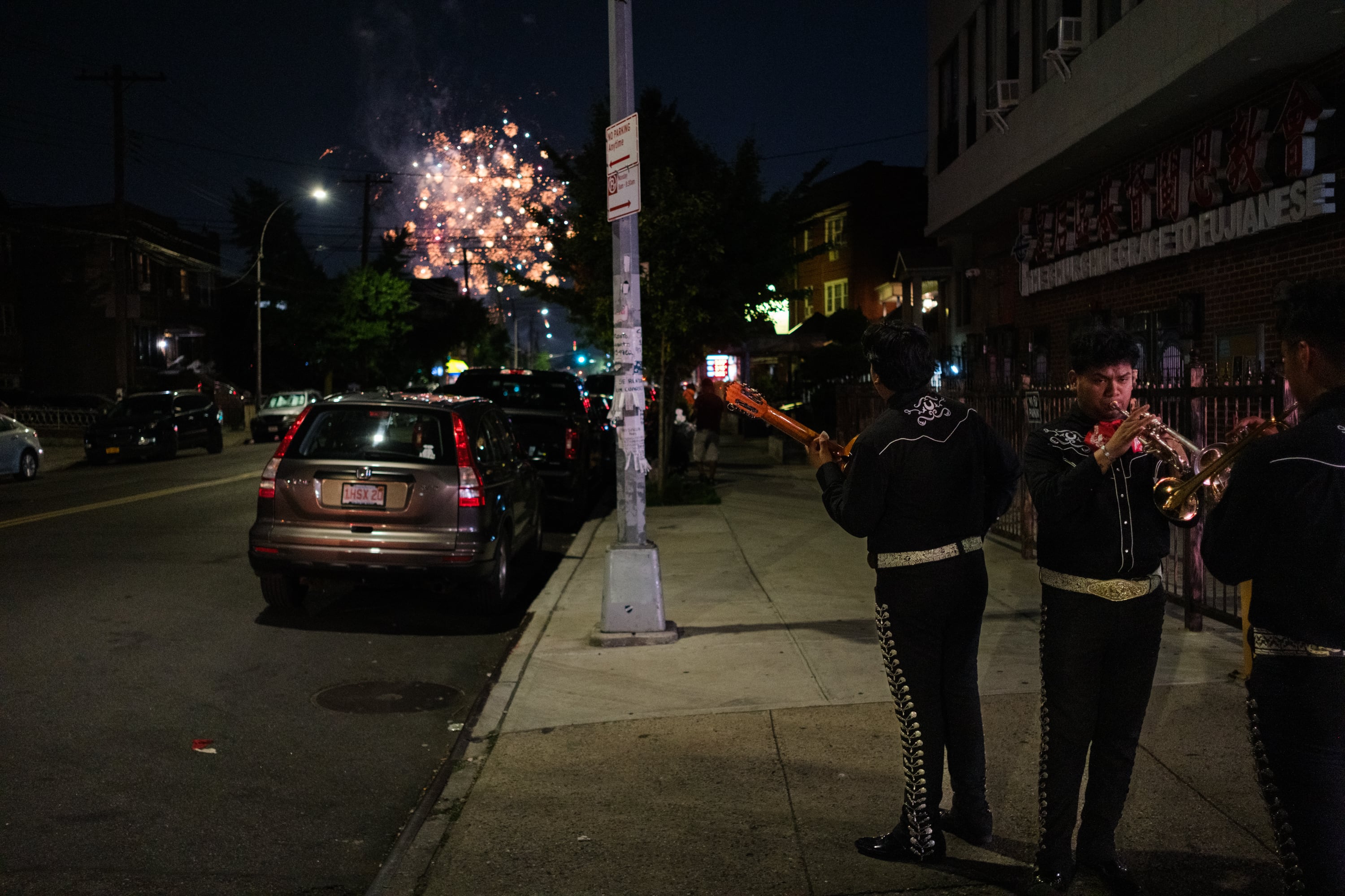 Alejandro, Emanuel y otros mariachis esperan para tocar en su segunda fiesta de la noche, en Queens, el 4 de julio de 2025.