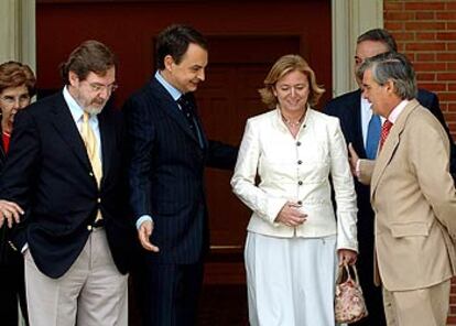 Zapatero saluda a Catalina Luca de Tena en presencia de Juan Luis Cebrián (izquierda) y José María Bergareche.