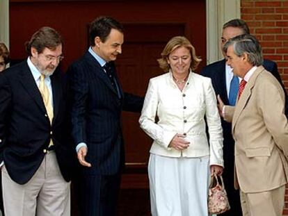 Zapatero saluda a Catalina Luca de Tena en presencia de Juan Luis Cebrián (izquierda) y José María Bergareche.