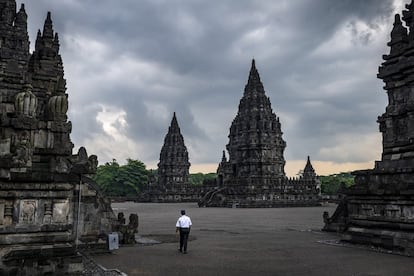 Un guardia de seguridad camina por el complejo de templos de Prambanan, en Yogyakarta (Indonesia), el 20 de marzo.