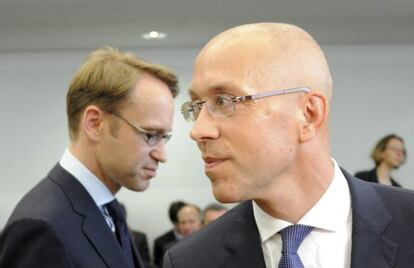El presidente del Bundesbank, Jens Weidmann, a la izquierda, con el consejero del BCE, Joerg Asmussen, en Karlsruhe