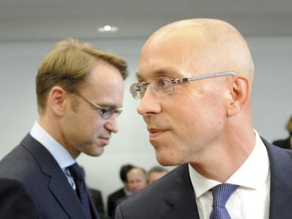 El presidente del Bundesbank, Jens Weidmann, a la izquierda, con el consejero del BCE, Joerg Asmussen, en Karlsruhe