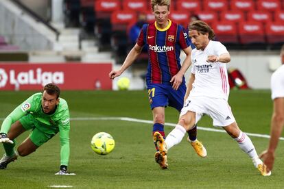 Luka Modric (primero por la derecha) chuta el balón para marcar el tercer gol del Madrid.