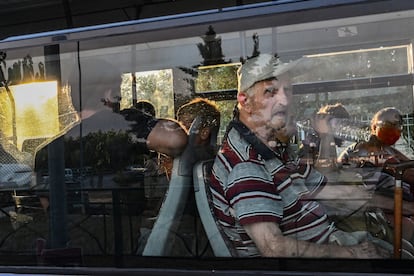 Evacuación de los habitantes de Nea Anchialos, cerca de la ciudad griega de Volos (326 km de Atenas al norte de Atenas), este jueves.