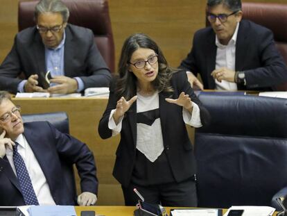 El presidente Ximo Puig, con la vicepresidenta Mónica Oltra. Detrás, el portavoz socialista Manolo Mata. 