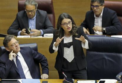 El presidente Ximo Puig, con la vicepresidenta Mónica Oltra. Detrás, el portavoz socialista Manolo Mata, en una imagen de archivo.