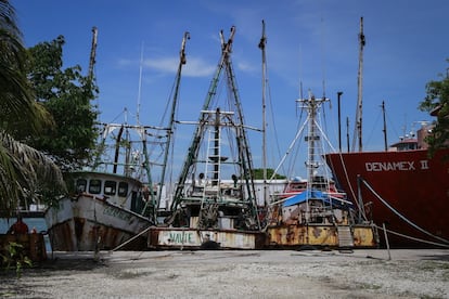 Barcos en estado de semiabandono en uno de los muelles del puerto de Ciudad del Carmen. Las instalaciones portuarias han caído en el desuso en los dos últimos años. "Antes salían de aquí 20 lanchas al día", relata Iván Roldán, empleado portuario de 30 años.