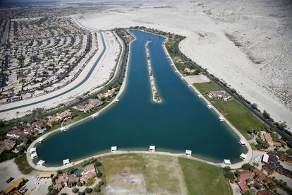 Os organismos locais de água se verão obrigadas a reduzir entre um 8% e um 36% o consumo, segundo a quantidade utilizada o verão passado. Na imagem, vista aérea de uma zona residencial construída ao redor de um lago artificial em Índio, Califórnia, o 13 de abril de 2015.