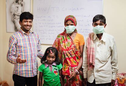 Sahil Hussain, de 33 años y a la izquierda, puso en marcha una organización llamada Vihaan en Nueva Delhi que apoya a pacientes de VIH y tuberculosis. Sahil contrajo VIH por una transfusión de sangre que le realizaron tras sufrir un accidente de tráfico en 1994, cuando tenía 12 años. Desde entonces ha superado tres episodios de tuberculosis, incluida una multirresistente. Ahora está curado.