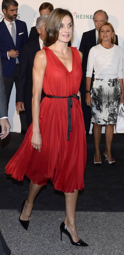 En 2017, la elección de la reina para presidir, junto al rey Felipe, el concierto conmemorativo del XV aniversario del Grupo Vocento, fue un vestido rojo de Carolina Herra con accesorios en negro.