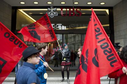 Un grupo de jóvenes protesta en el distrito financiero de Zúrich (Suiza), a primera hora de la mañana.