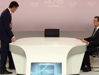 Pedro Sánchez (left) and Mariano Rajoy on the set of the head-to-head election debate organized by the Spanish TV Academy.