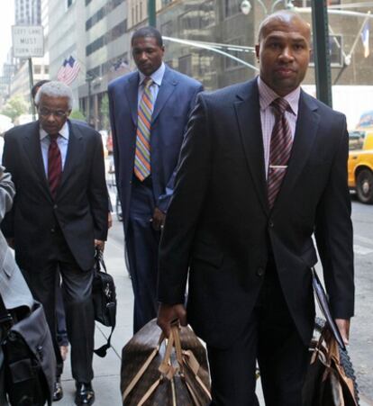 El presidente del sindicato jugadores, Derek Fisher, y el portavoz de los jugadores de la NBA, Billy Hunter, tras la reunión del lunes.