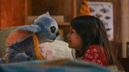 Lilo (interpretada por la actriz Maia Kealoha) y Stitch, en un fotograma de la película.