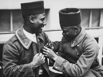 'Tirailleurs' africanos en un albergue para tropas coloniales en diciembre de 1939.
