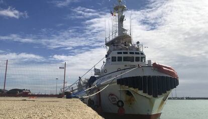 El barco de Proactiva Open Arms ayer en el puerto de Pozzallo, en Sicilia (Italia). 